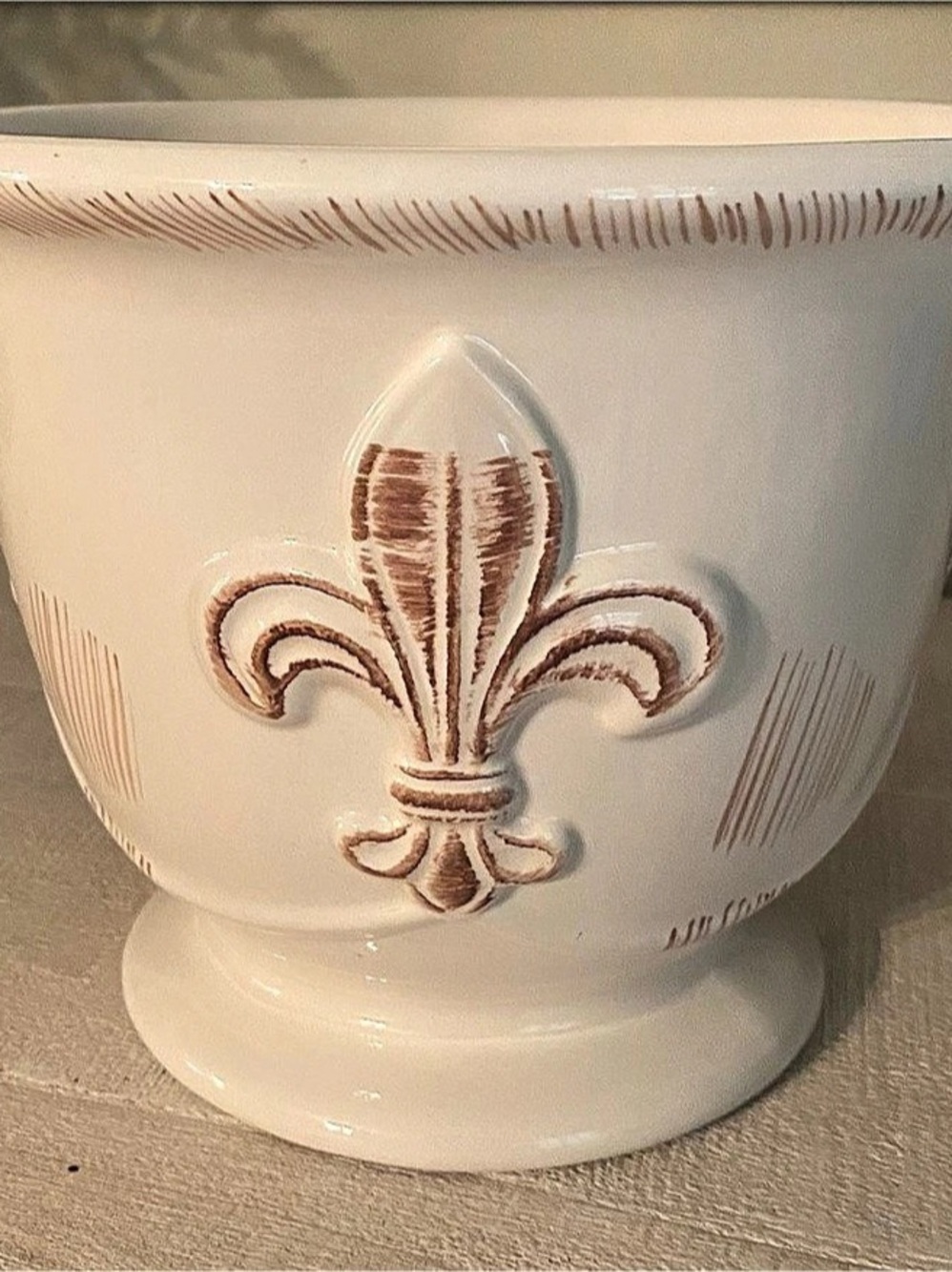Fleur-de-Lis Pedestal Vase/Pot